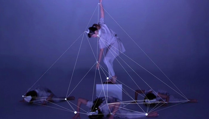 discrete figures : Une performance alliant danse et technologies